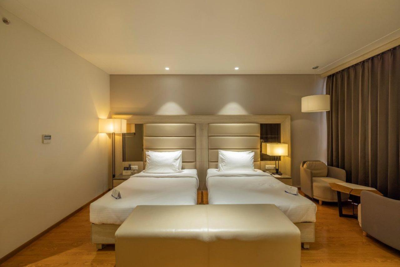 Sarovar Portico Morbi Ngoại thất bức ảnh