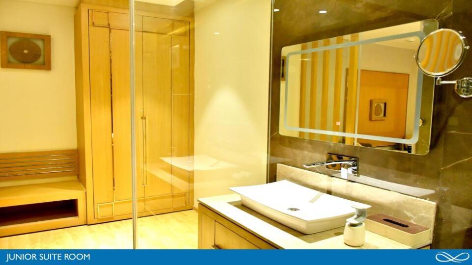 Sarovar Portico Morbi Ngoại thất bức ảnh